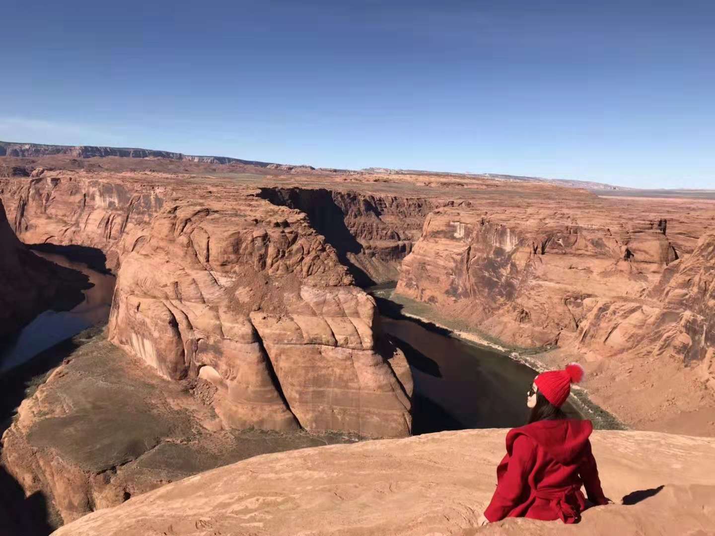 馬蹄灣 被國家地理雜志評(píng)選為十大最佳攝影地點(diǎn)之一，1000英尺直下的懸崖下，綠色的科羅拉多河圍繞著紅
