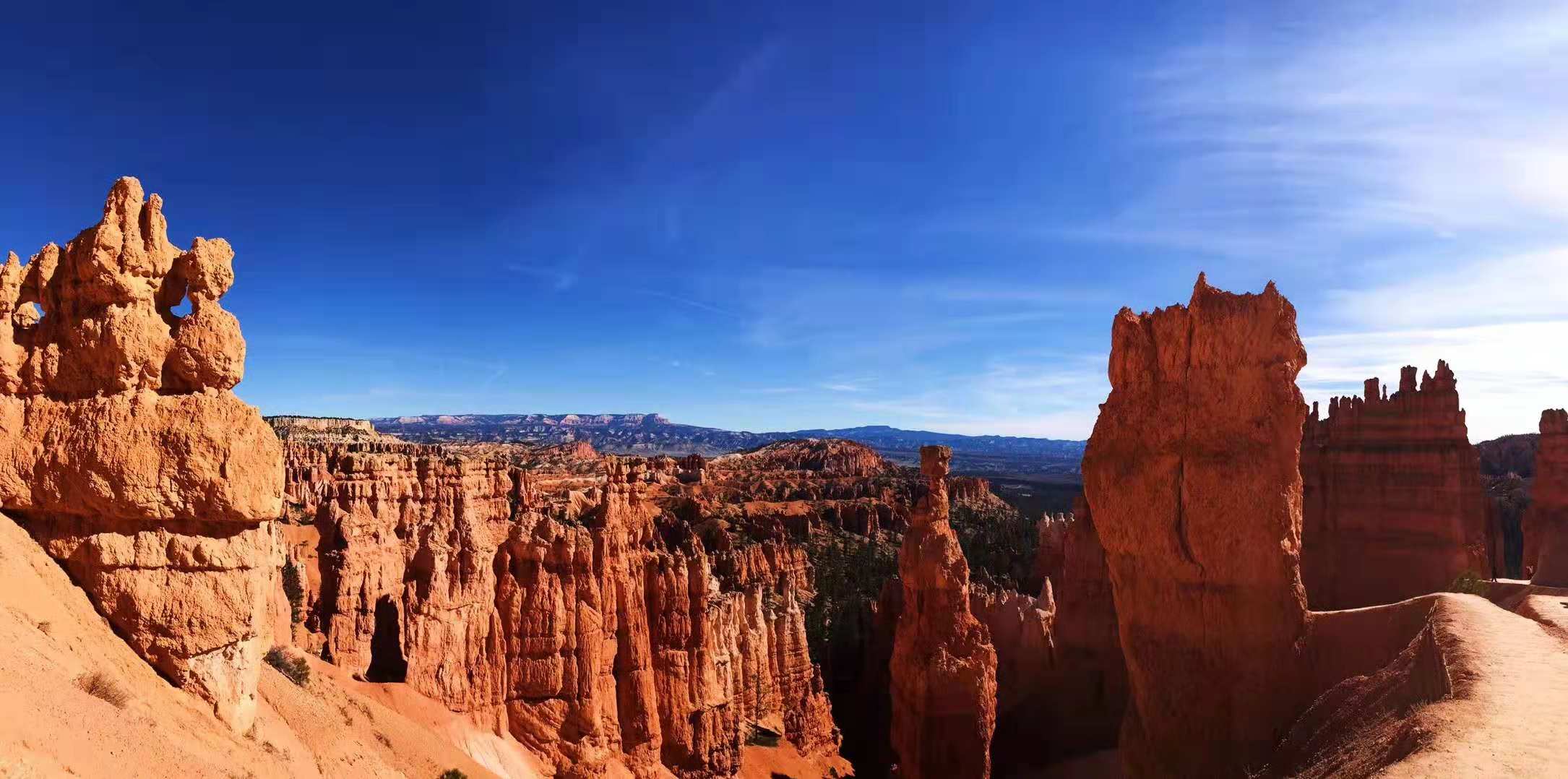 布萊斯峽谷國(guó)家公園 布萊斯峽谷國(guó)家公園位于美國(guó)猶他州西南部，其名字雖有峽谷一詞，但其并非真正的峽谷，